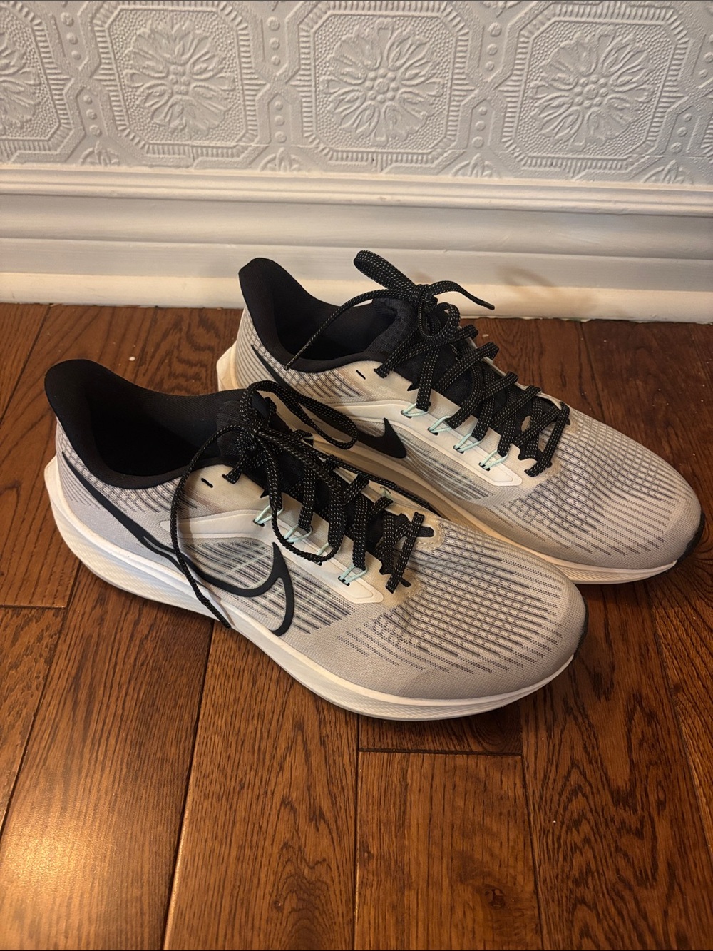 Nike zoom Men’s Athletic Running Shoes - Black & Light Gray size 9.5US